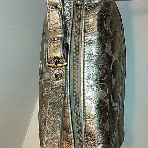 L@@K! Vintage & Rare COACH Metallic Silver Signature C embossed Demi Baguette - Picture 3 of 16